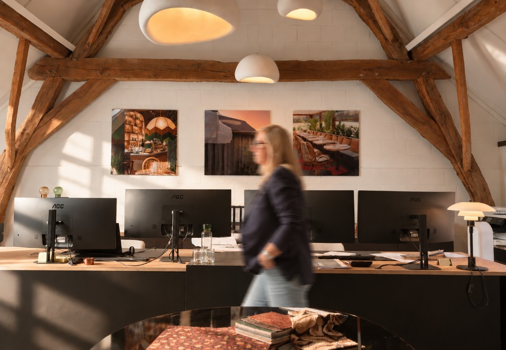 Le bureau Inside Mood, sous les poutres, avec les écrans de travail